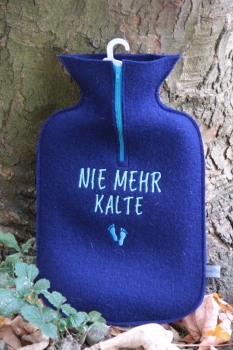 Filz-Wärmflasche "Nie mehr kalte Füsse" in dunkelblau
